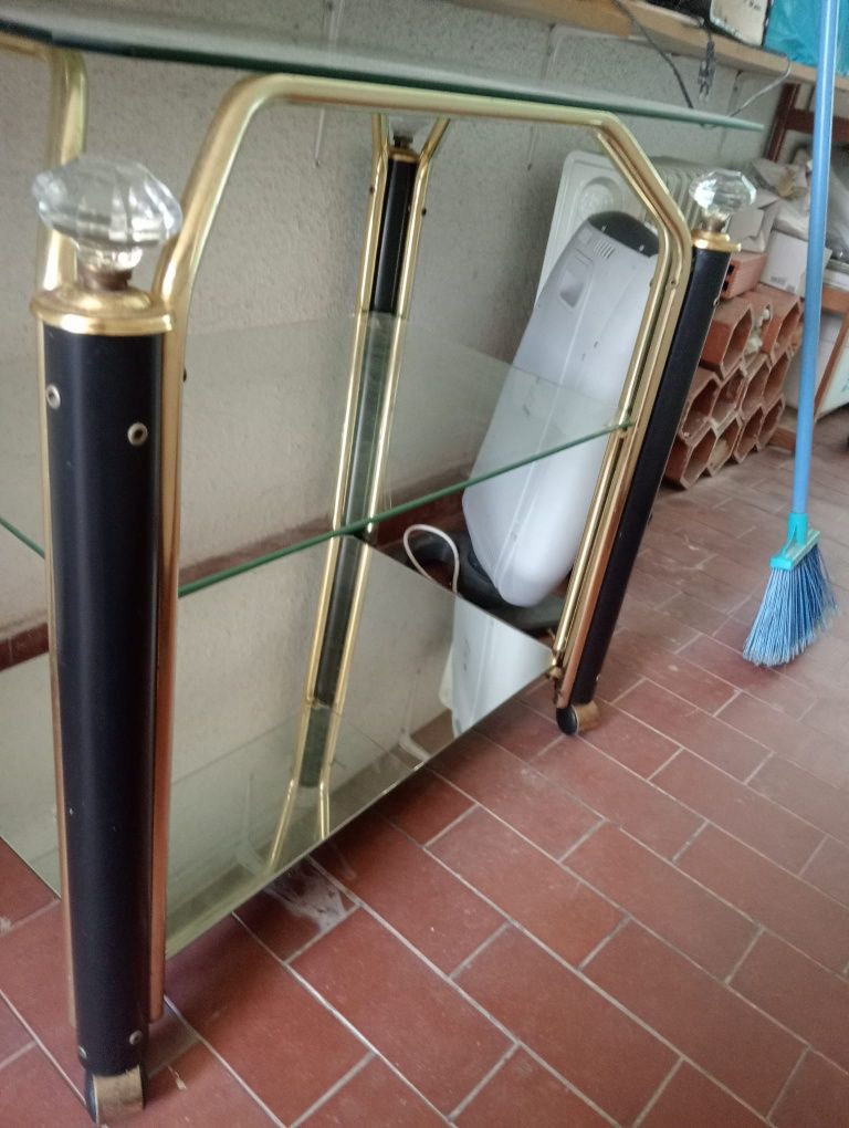 Móvel de apoio em vidro e com rodinhas