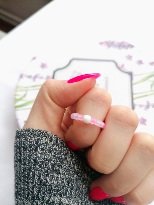Różowy pierścionek z białym oczkiem