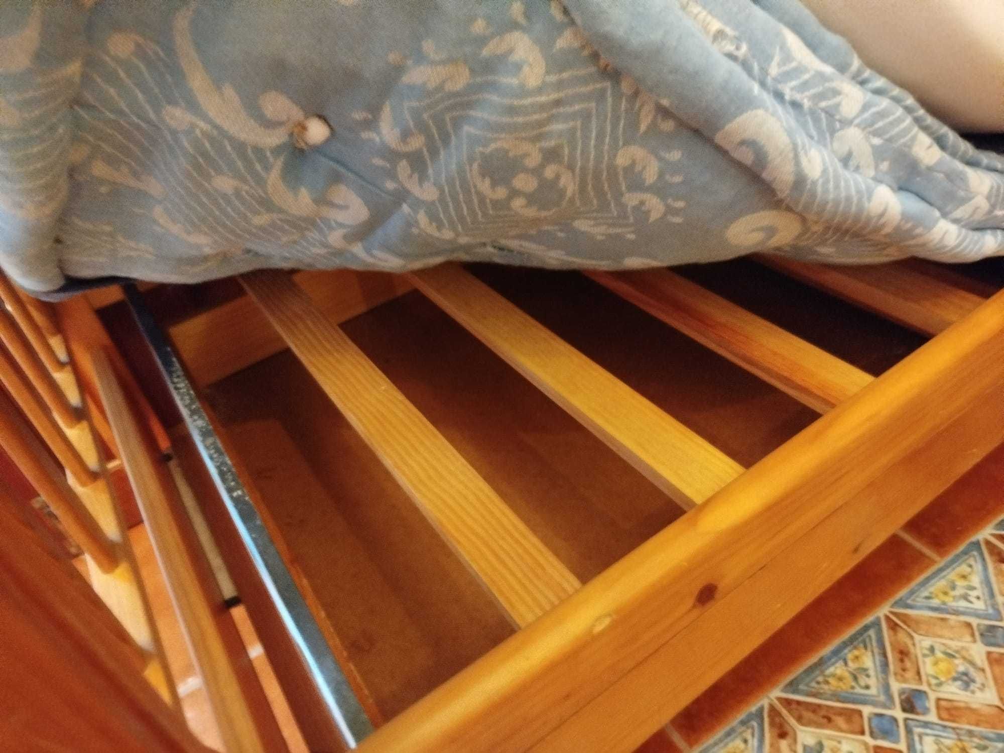 Berço/Cama em madeira com lateral regulável e removível