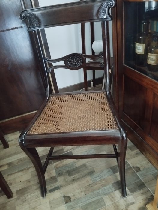 Cadeira com assento em palhinha