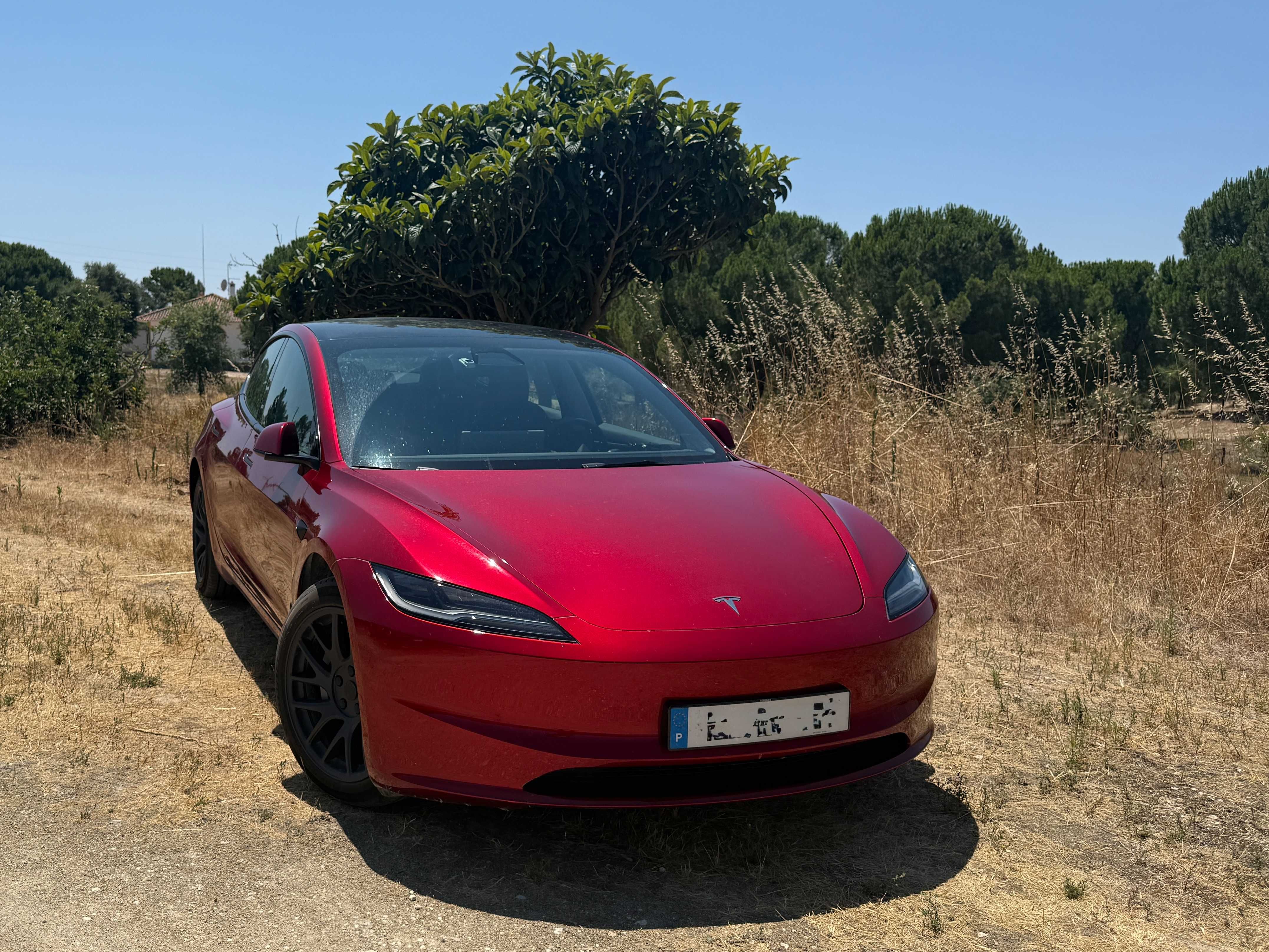 Tesla Model 3 vermelho com engate de reboque e 7.050 km