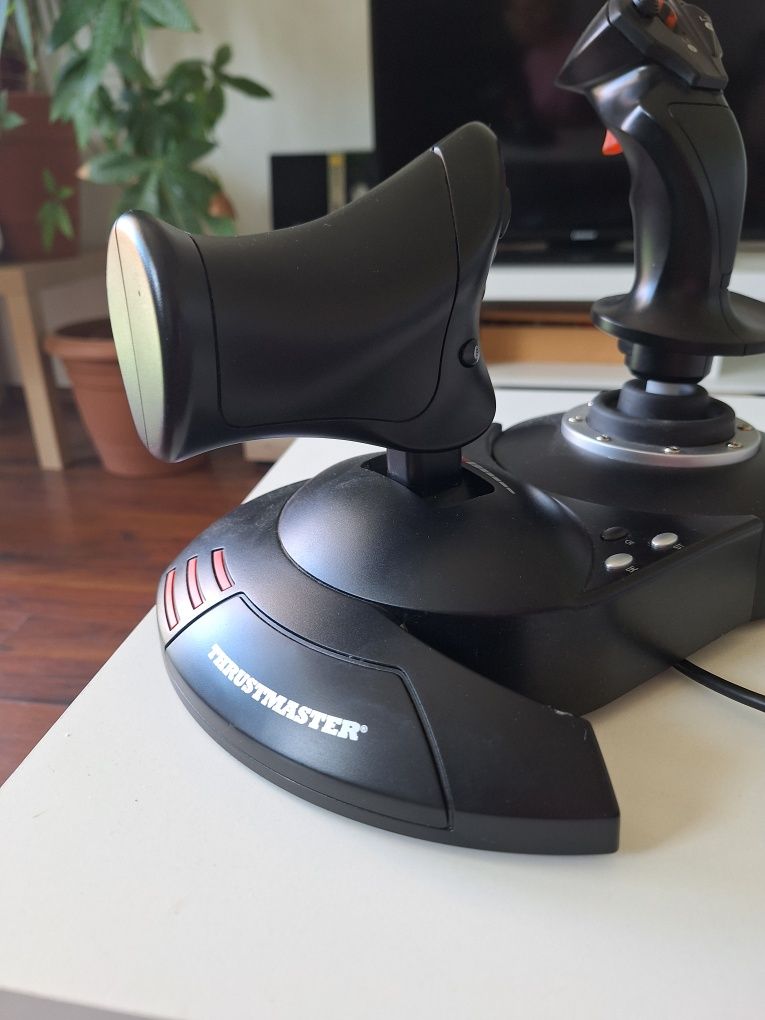 Sprzedam joystick Thrustmaster T- flight Hotas X