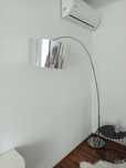 Lampa stojąca w kolorze srebrnym