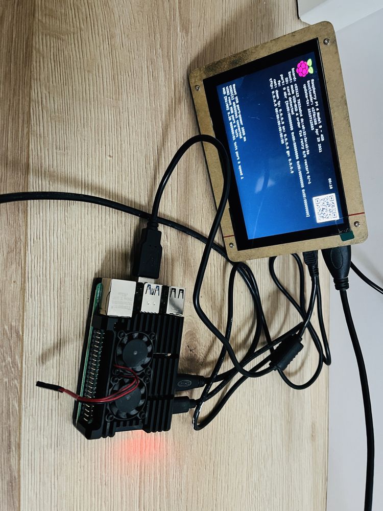 Raspberry pi 4 4GB/obudowa/LCD 5 cali pojemnosciowy/Zasilacz/kable