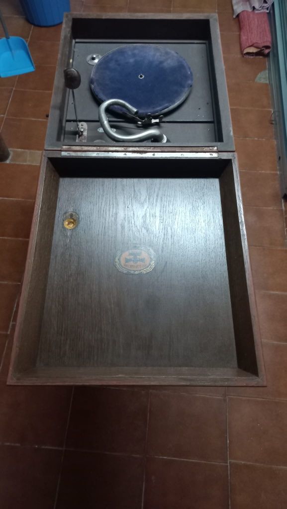 Grafonola antiga com armário