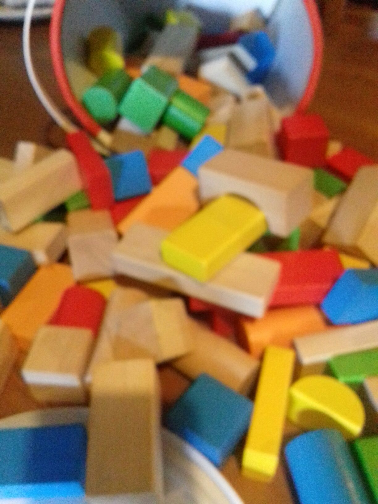 Caixa de blocos de madeira e outros jogos de aprendizagem.