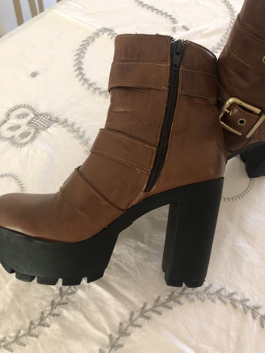 Bota compensada camel