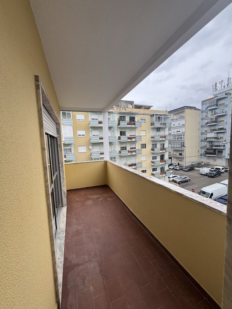Arrenda-se apartamento T2 Laranjeiro