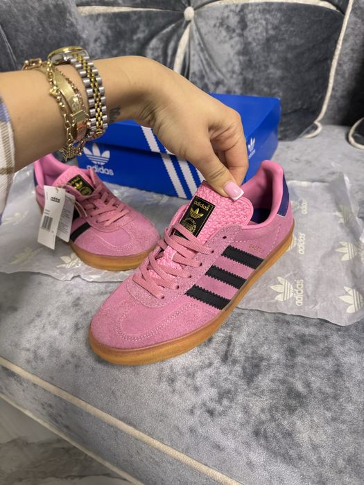 Розовые кроссовки adidas gazelle