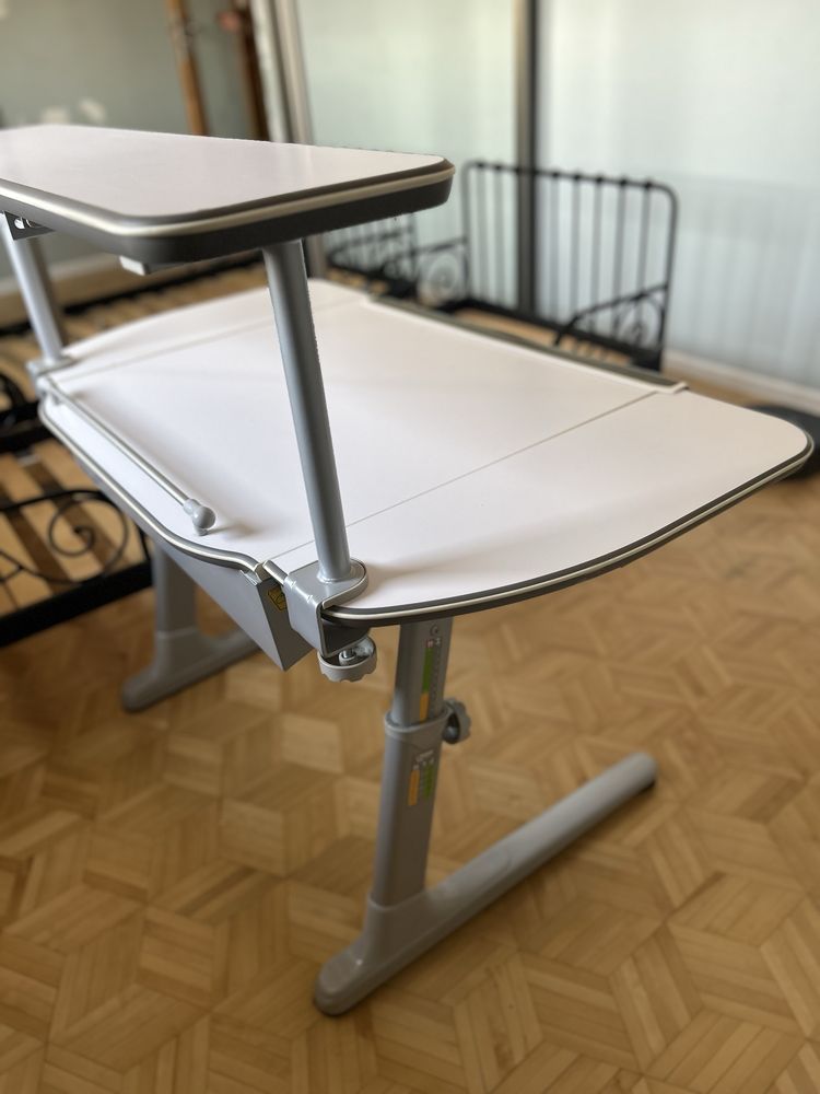 Meyor biurko z nadstawką regulowane  , krzesło regulowane .