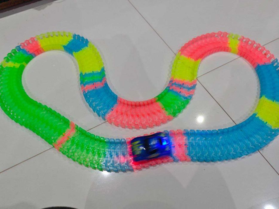 Tory samochodowe świecące magic track z autkiem