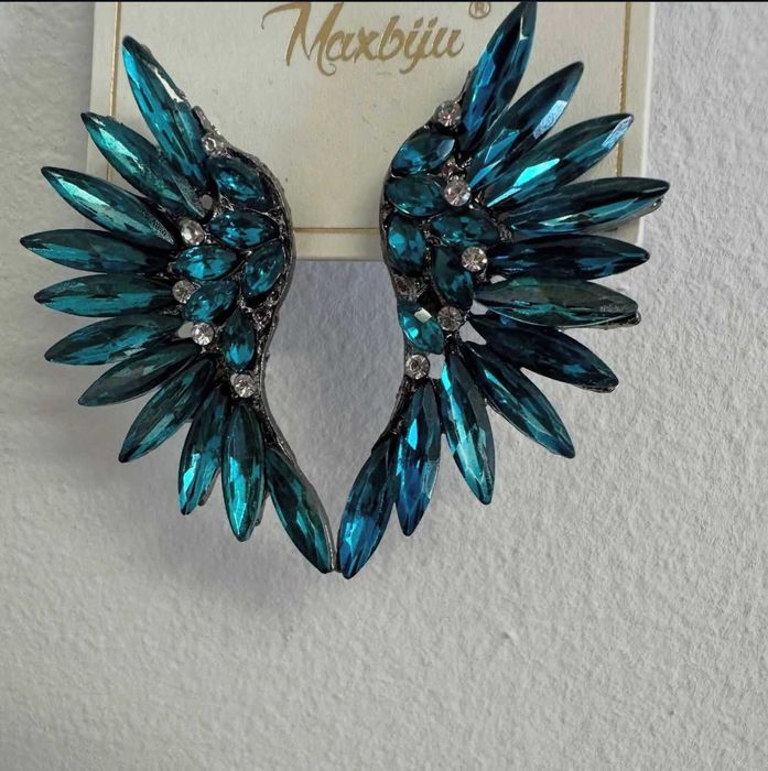 Brincos com formato de asas