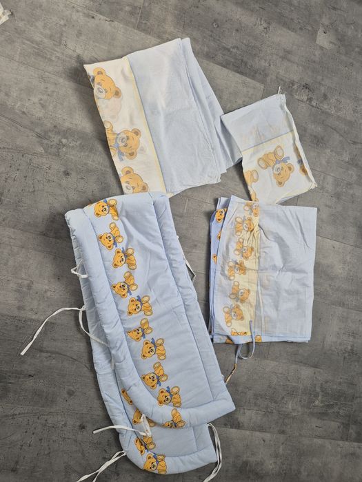 Komplet pościeli dla dziecka plus ochraniacz na łóżeczko baldachim