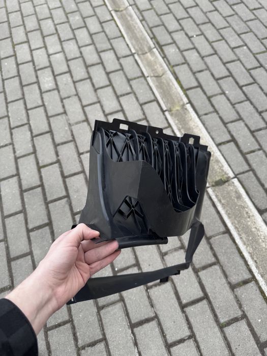 9J1121333AOK1 Воздуховод на лівий радіатор Taycan Porsche