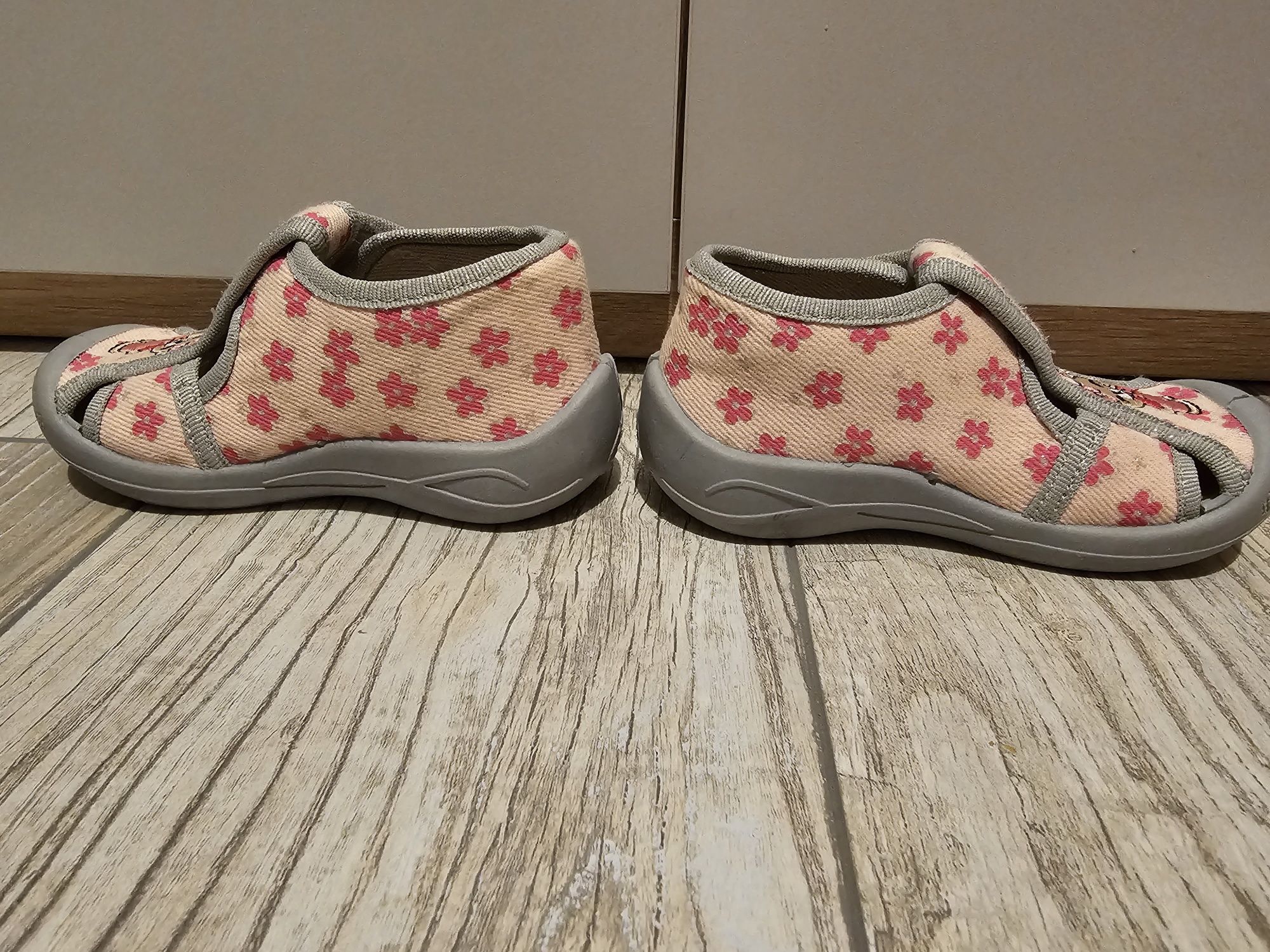 Buty kapcie dla dziewczynki dziewczęce rozm. 22, stan bdb!