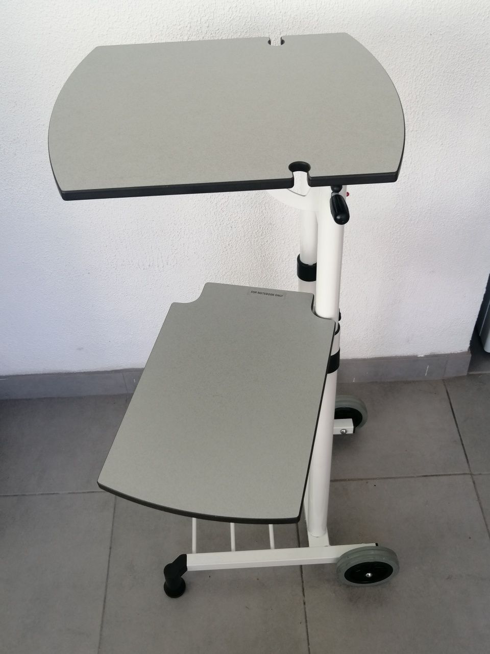 Mesa para PC e projetor ajustável