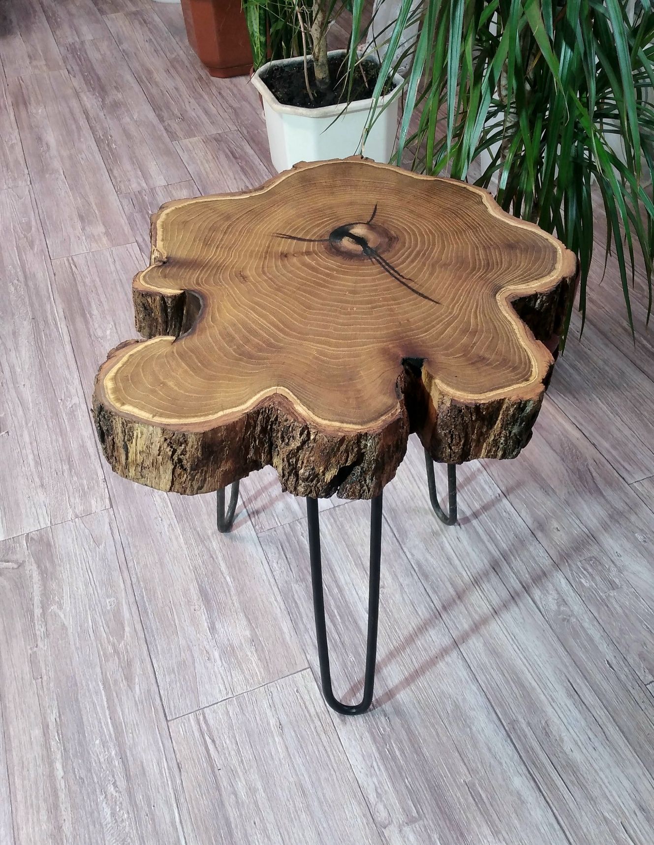 Кофейный прикроватный журнальный столик из спила дерева.