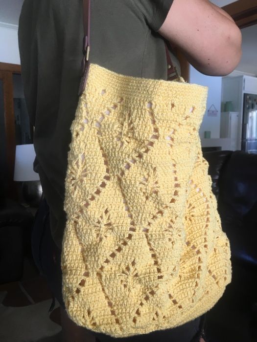 Mala em crochet feita à mão