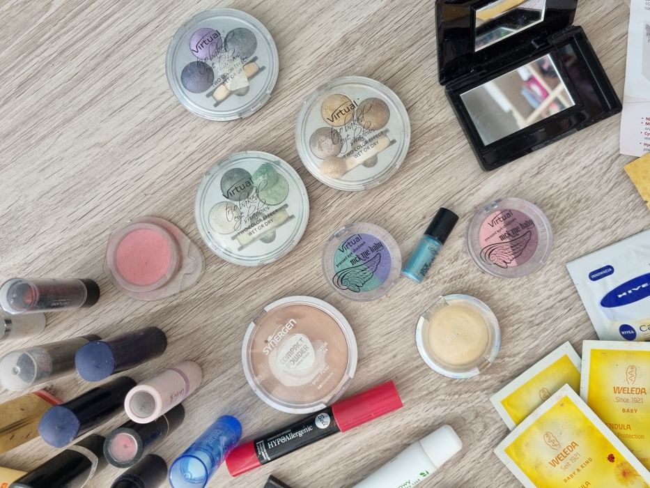 Zestaw kosmetyków cienie do oczu szminka pomadki krem lusterko