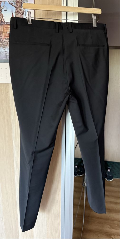 Hugo spodnie garniturowe o wąskim kroju, elastyczne roz. 52 slim fit