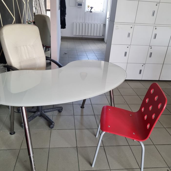 Biurko szklane, regulowane nogi.
