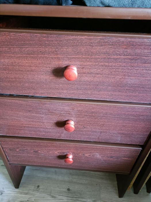 Zabudowa wnęki z przesuwnymi drzwiami i lustrem