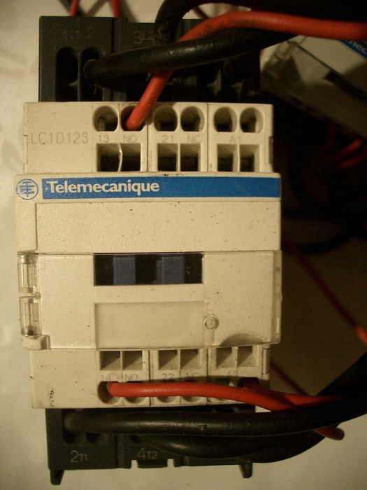 Stycznik Schneider Electric Cewka 24VAC 3-biegunowy 20A