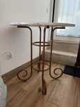 Mesa com tampo em marmore