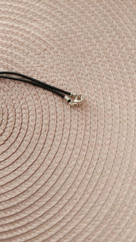 Naszyjnik choker z zawieszką w kształcie serca.