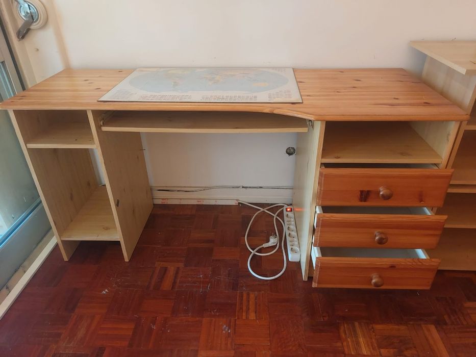 Secretária com gavetas