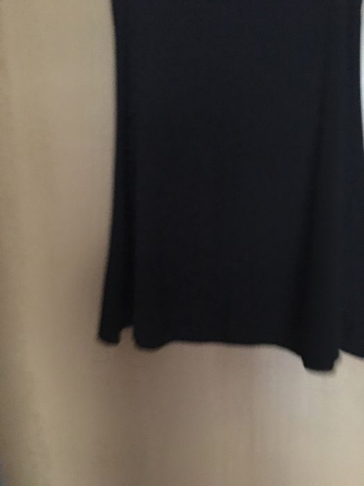 Czarna sukienka z białym ozdobnym kołnierzykiem