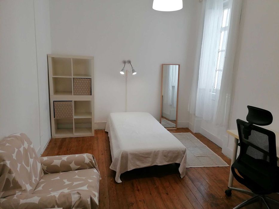 Quarto disponível Avenidas Novas