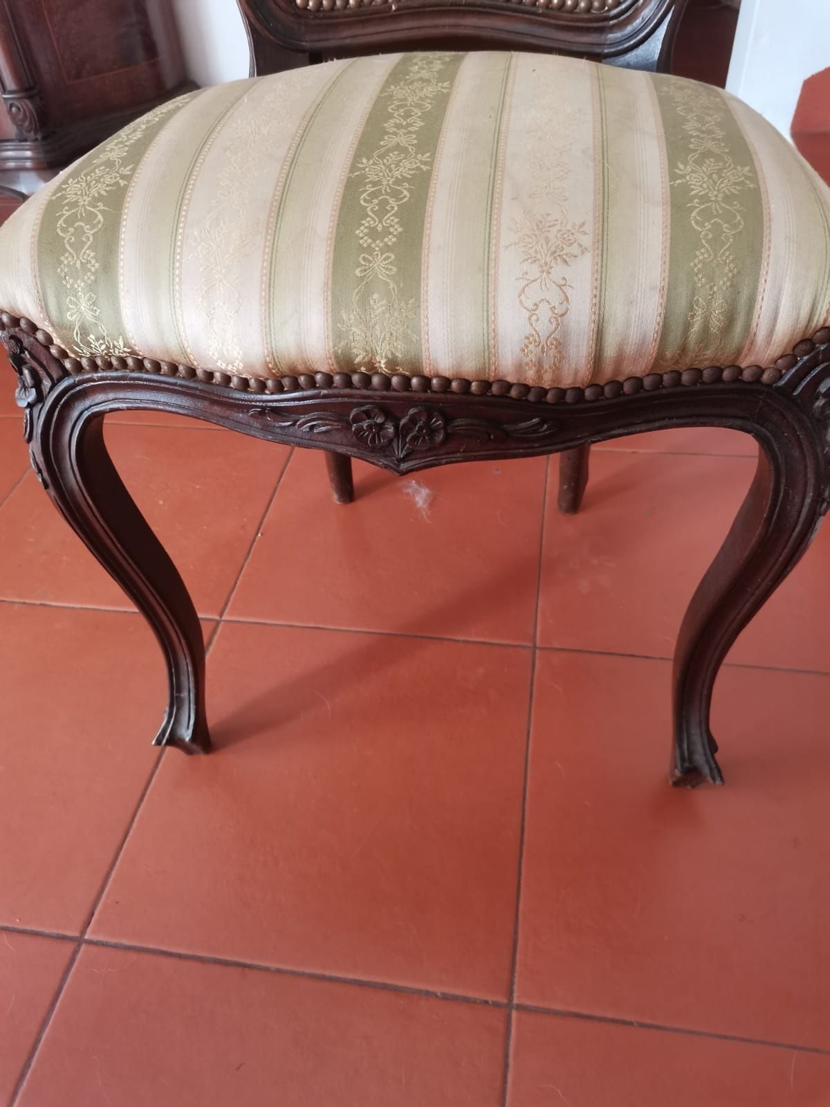 Vendo 4 Cadeiras Antigas de Sala – Cheias de História e Charme