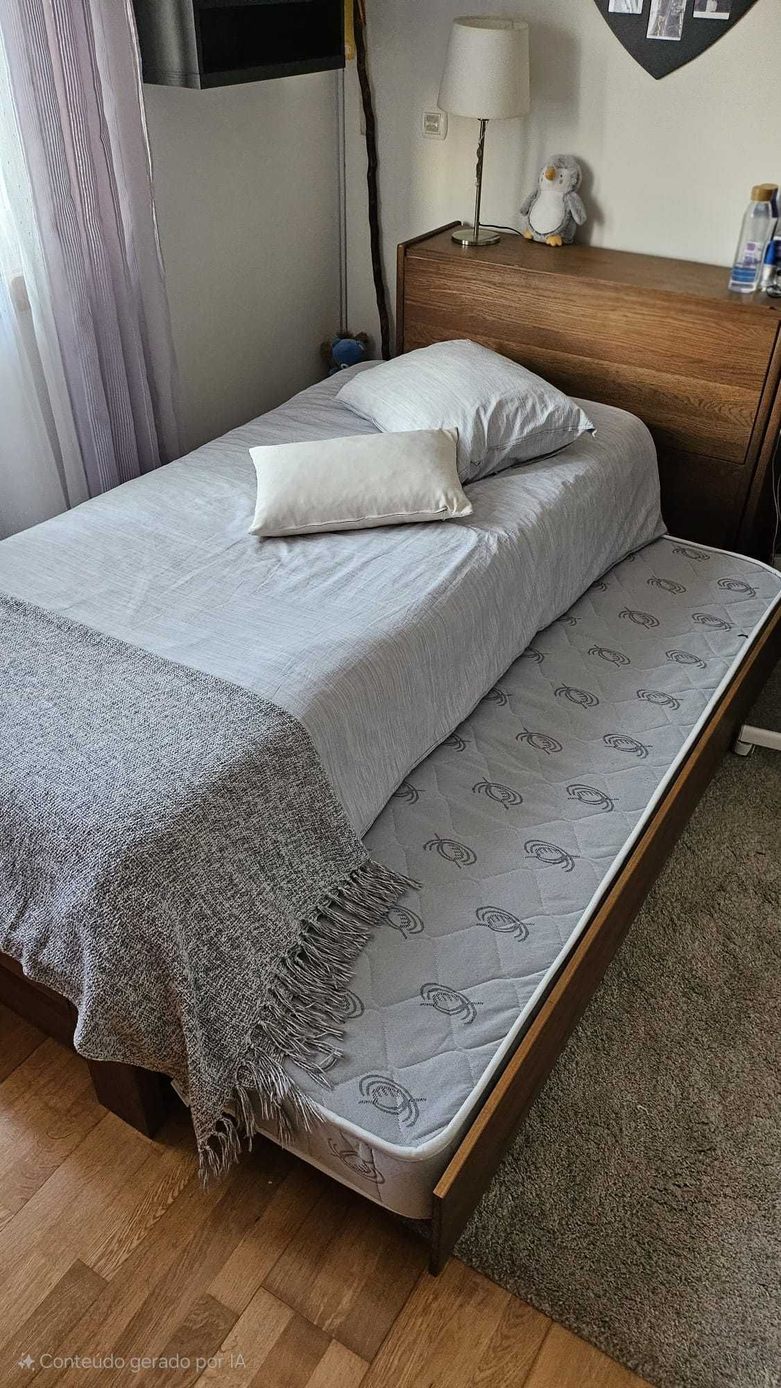 Conjunto de Móveis de Quarto em Cerejeira - Cama, Cómodas e Secretária