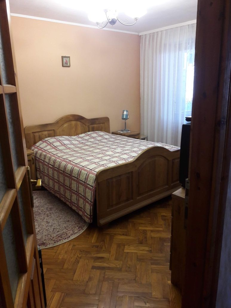 Продається 3-х кімнатна квартира в смт. Брошнів-Осада