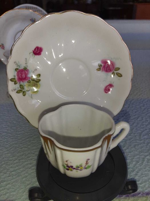 Varias chávenas (10) com pires e suportes