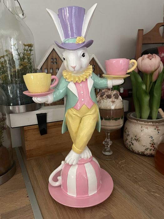 Figurka królik zając z filiżankami