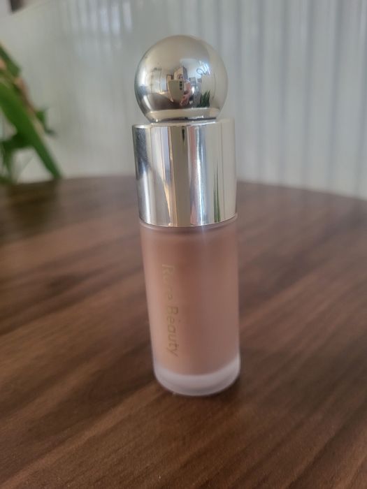 Rare Beauty.Produkt do konturowania twarzy w płynie