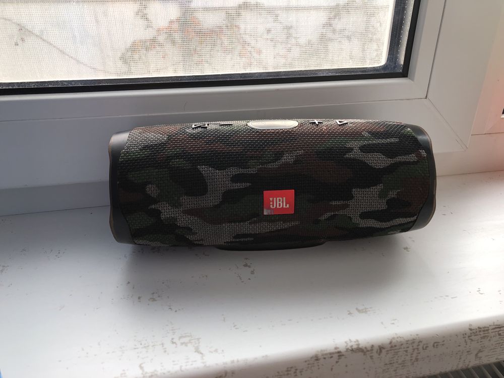 Продам колонку jbl charge 4