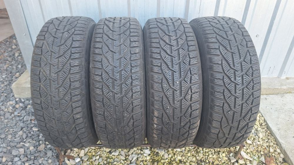 Opony zimowe Kormoran 215/60 16, 2022rok
