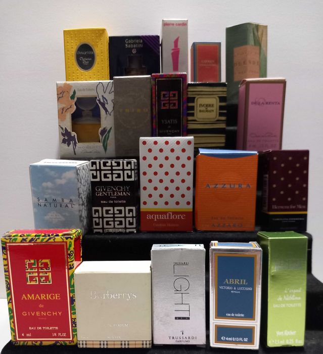 miniaturas perfumes  e expositores e fasciculos