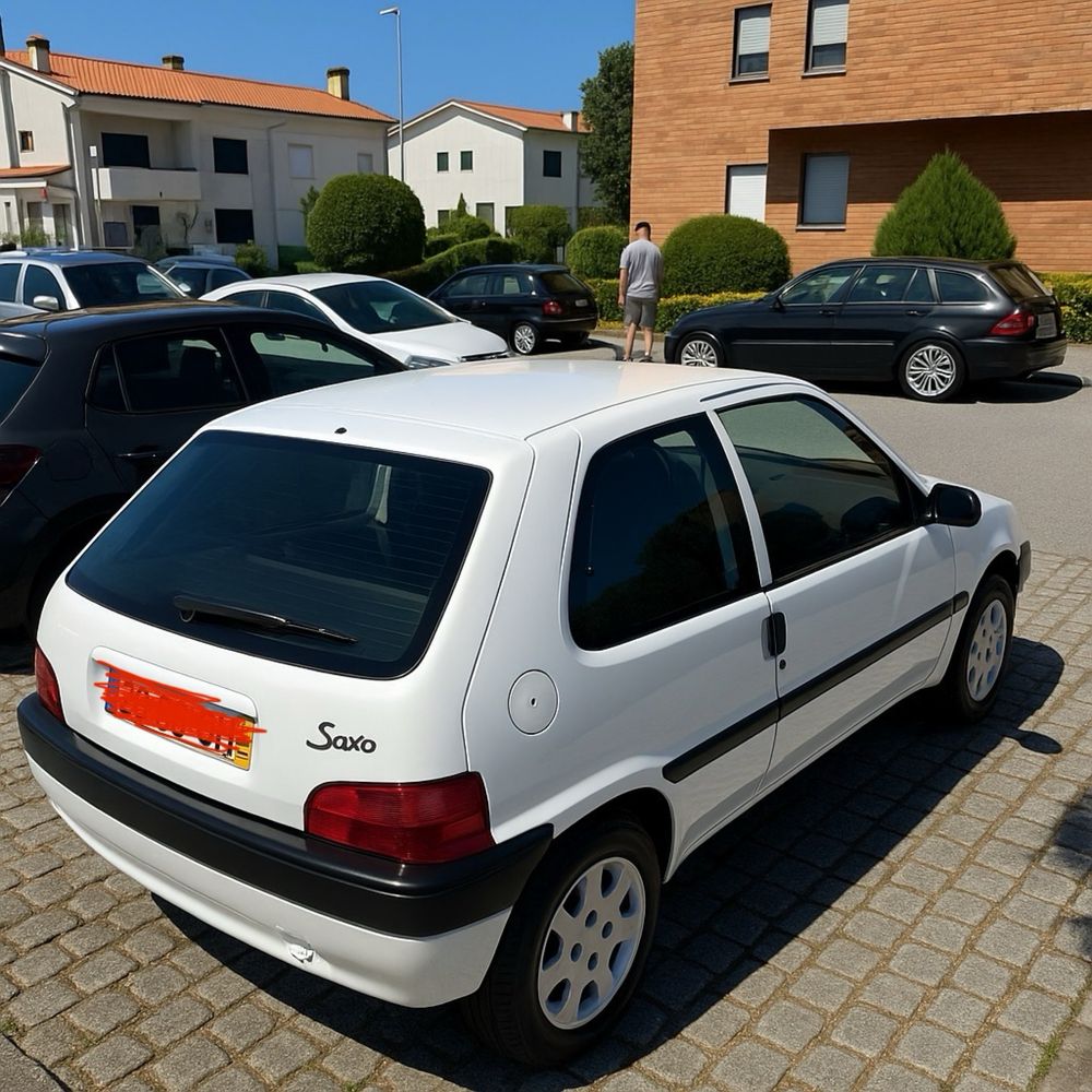 Carro duas portas. Citroen modelo Saxo. Ano 2002 a gasoleo.