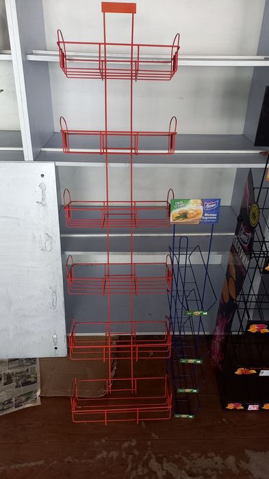 Стеклянные и железные полки и кубы .