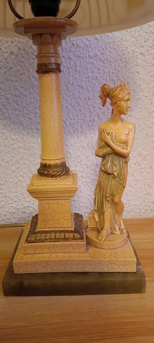 Lampa na podstawie z postacią kobiety