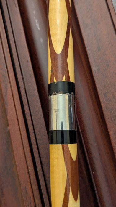 Професійний кий для біл'ярду Hustler в чохлі з червоного дерева