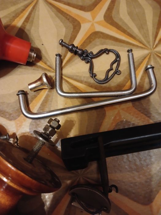 Меблеві і інші ручки.