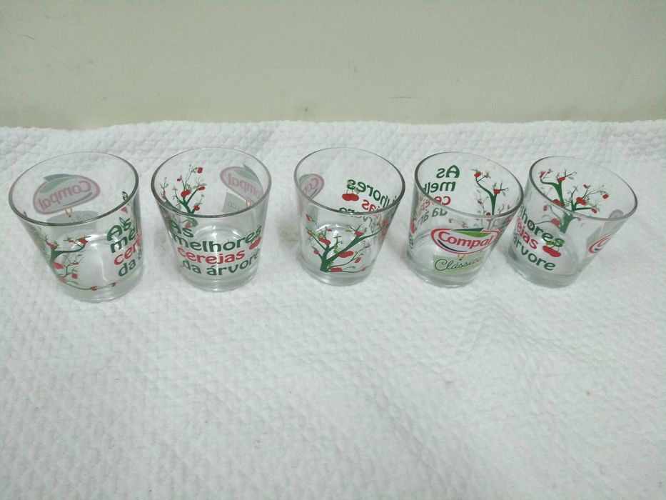 Variedade de copos antigos com publicidade para coleção