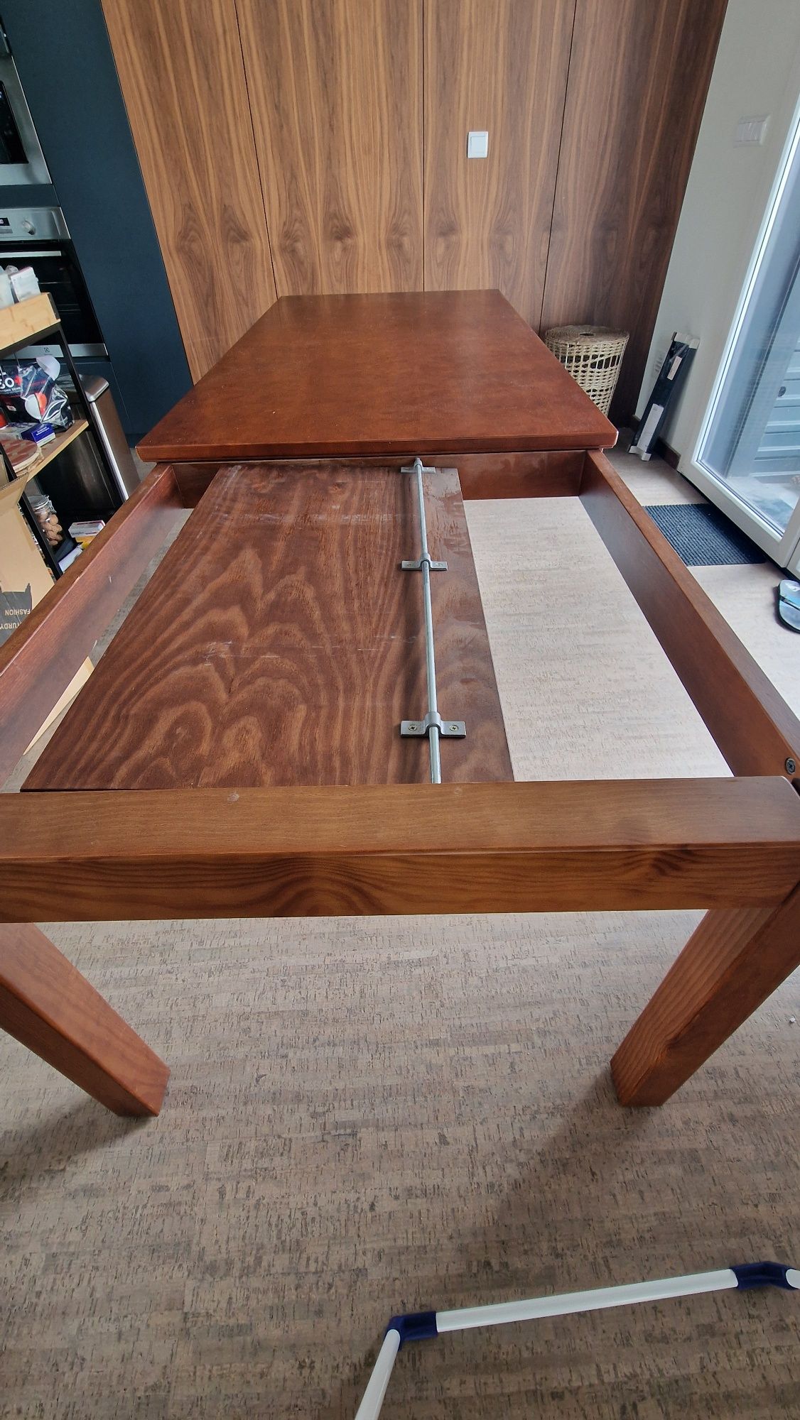 Mesa de madeira maciça extensível cor nogueira
