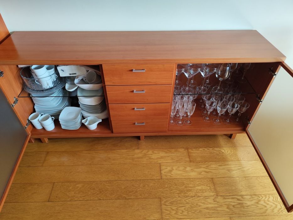 Aparador em madeira e vidro