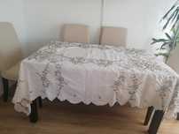 Tolha de mesa em linho e bordada à mão.